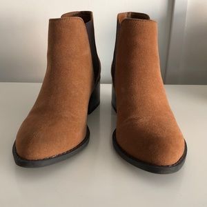 NEW Forever 21 Chelsea Boots